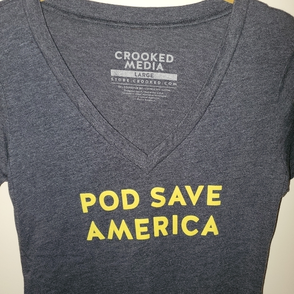 𝅺CROOKED Media "Friend of the Pod" v-neck t-shirt - Picture 3 of 7